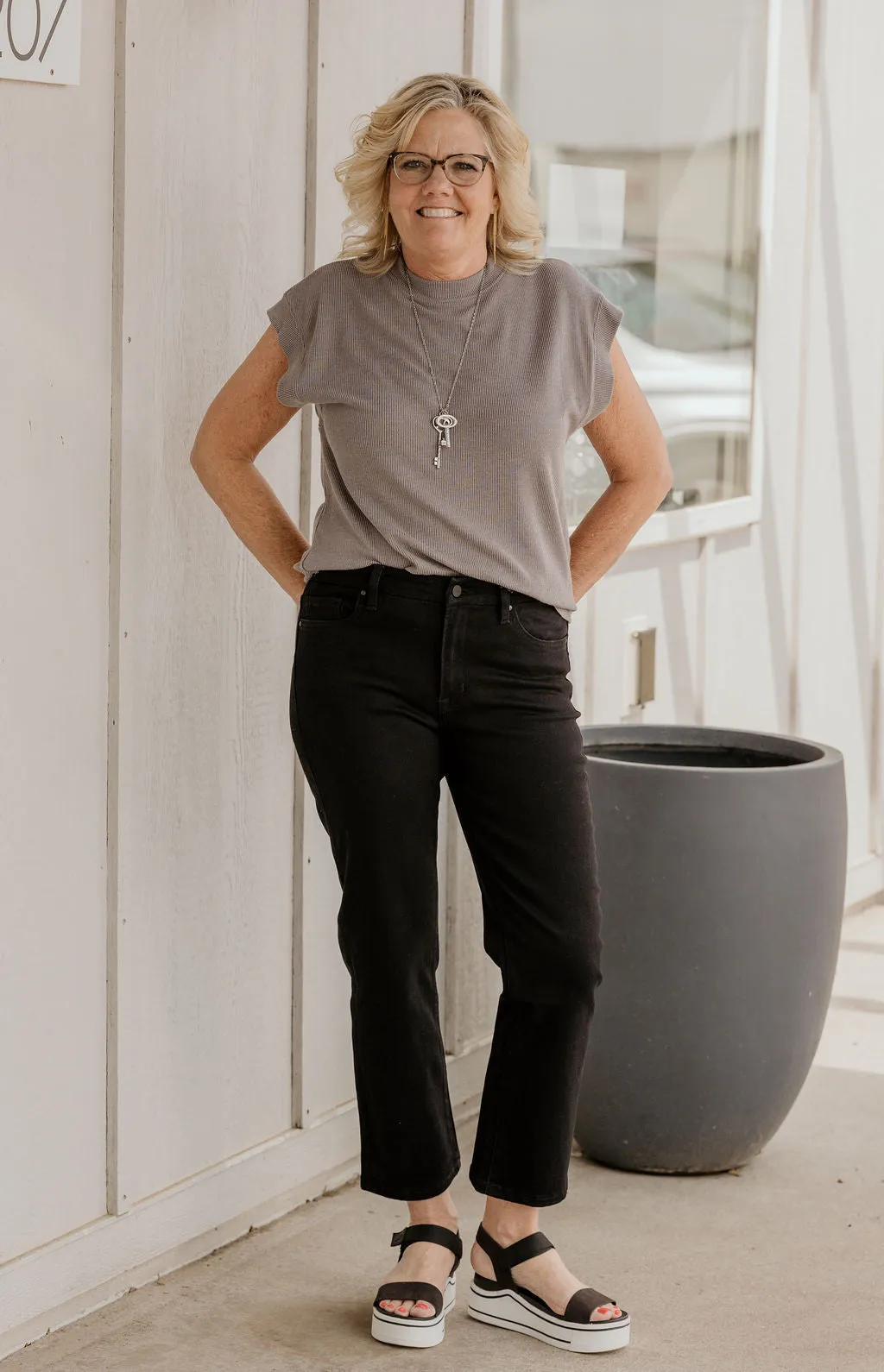MIKAYLA BLACK ANKLE MID RISE JEANS